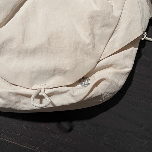 BNWT Lululemon Curved Crossbody Bag with Top Handle 3L in White Opal - Picture 2 of 7
